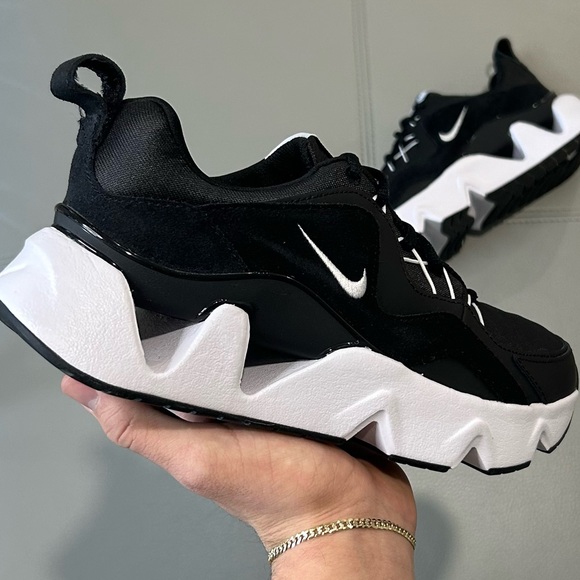 Nike Shoes - NEW NIKE RYZ BLACK